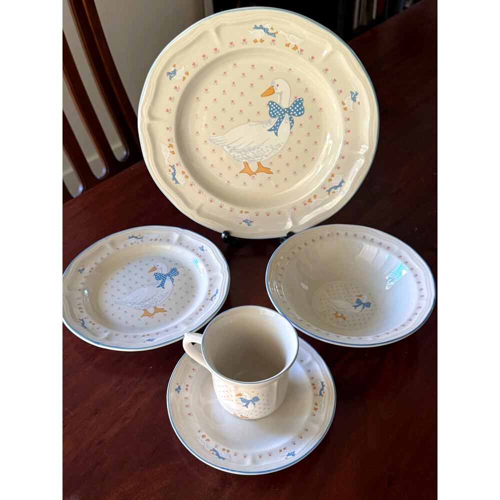 Brickoven Stonewear Aunt Rhody Goose Dish Place set 5 Pieces Grannycore Blue Bow